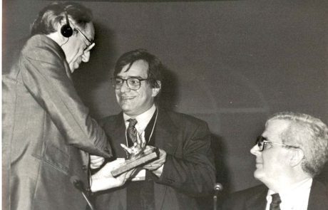 1994 – Congresso Cone Sul – Toffler recebendo escultura do evento 1994 - Congresso Cone Sul - Toffler recebendo escultura do evento