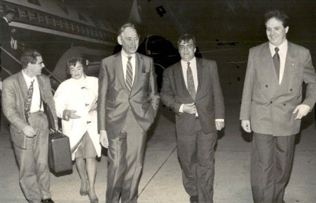1994 – Congresso Cone Sul – chegada Toffler, Sergio Reis, Mainardes, Beatriz Paciornik e Julio Cesar Laje 1994 - Congresso Cone Sul - chegada Toffler, Sergio Reis, Mainardes, Beatriz Paciornik e Julio Cesar Laje